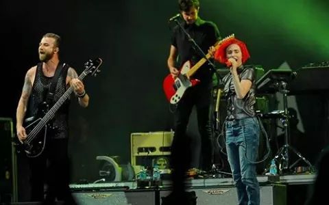ParamoreNavyWW's tweet photo. @schzimmydeanie & @yelyahwilliams #ParamoreNoMultishow http://t.co/Uf3NyUvbdq