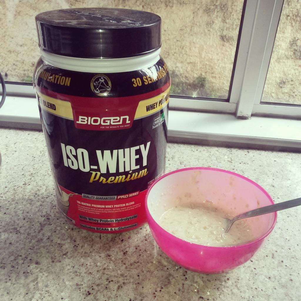 Monique_Minx's tweet photo. Breakfast of champions! #iso-whey #rolledoats #breakfast @trav778 @BiogenSA http://t.co/PpphwZdR3q