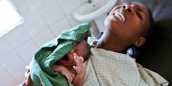 JustHafsa_'s tweet image. Stats show Kenya maternal deaths represent about 15 % of all deaths of women  #maternalhealth  #PCsummer2015class.