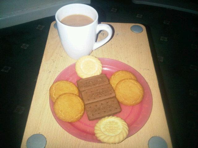 Chuckyefc's tweet photo. A cuppa tea an biscuits in this weather is a must #Freezing http://t.co/rgKwdfCj1B