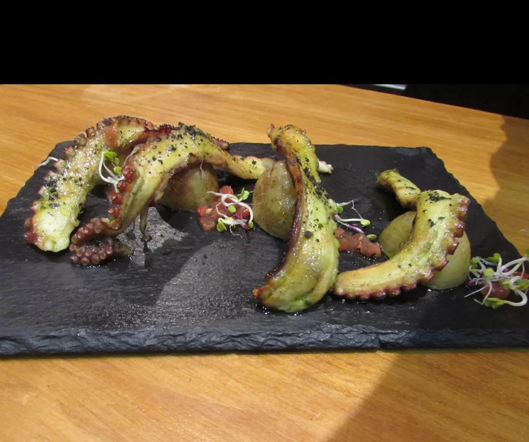 LasPiedrasTP's tweet photo. Pulpo con mojo verde http://t.co/ZUoZzY4UgA