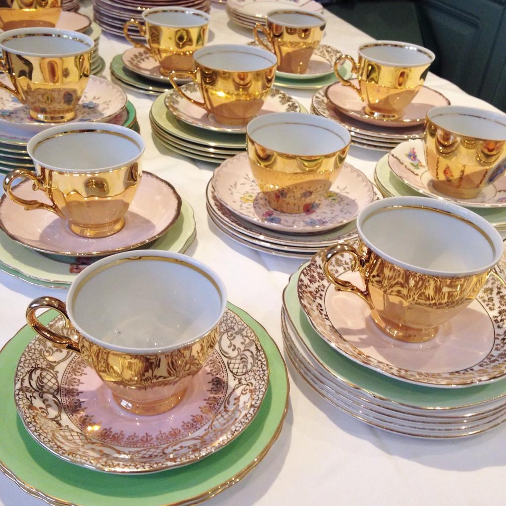 vintagechinauk's tweet photo. We've been playing with #goldvintagechina this week 💛 http://t.co/9cZPQYsGXu