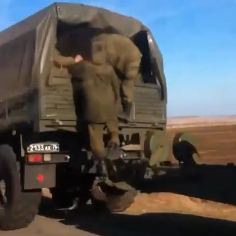 Из РФ в направлении Красного Луча переброшено 32 танка, 16 гаубиц и 30 КамАЗов с боеприпасами и террористами, - СНБО - Цензор.НЕТ 1402