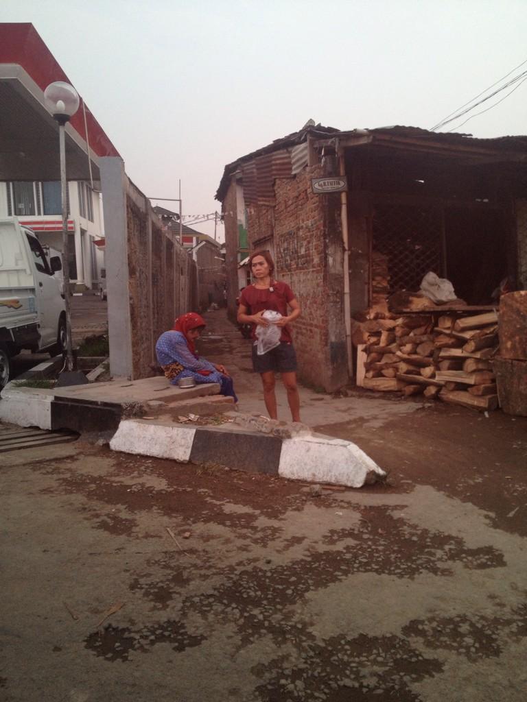 jafarsidiqs's tweet photo. Pak mohon d tindak nenek2 tos teu kiat papah d stopan paskor setor artos ka ibu2 eta @ridwankamil @infobdg http://t.co/p37cELdpsx
