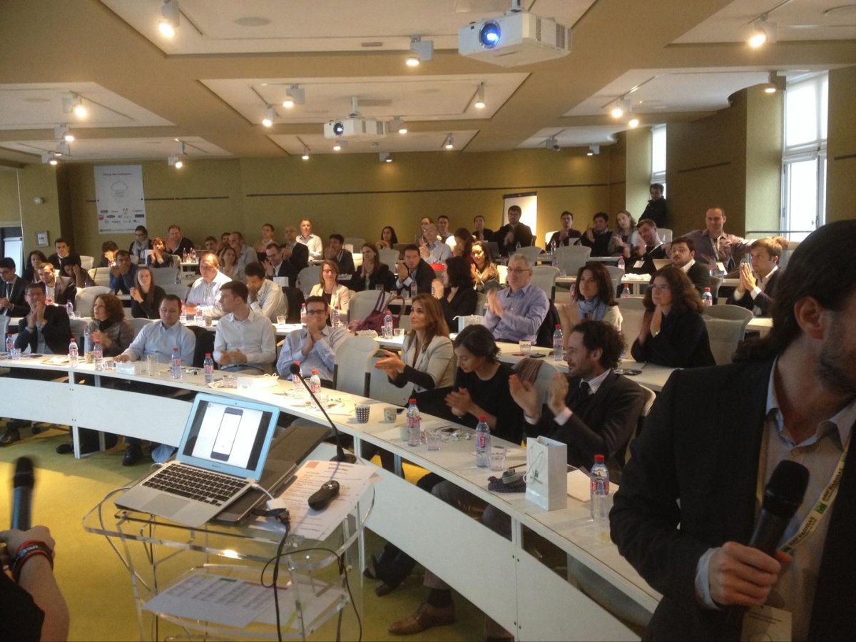 iDays_Hackathon's tweet photo. Ovation pour notre premier groupe ! Bravo les gars ! http://t.co/BN4SvI4xSA