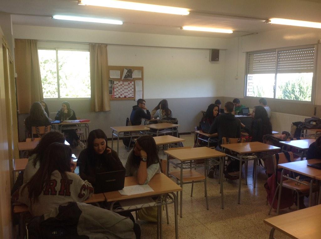 francescclavera's tweet photo. Seguimos aprendiendo con el proyecto #15minutsdegloria con los alumnos de 4o #flippedterres #socialsterres http://t.co/yFe5rAbgag