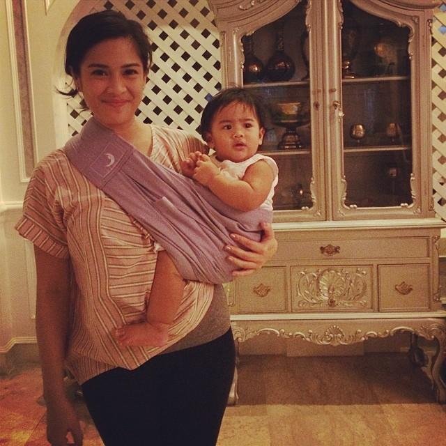 rahuvanaputih's tweet photo. Dian sastro gendong anak tanpa make up itu cantiknya natural. Kamu gini juga ? http://t.co/3UGSGnS42O