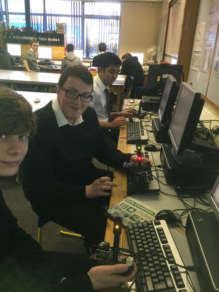 AngsYngEngrs's tweet photo. Bit of #pbasic training with #picaxe controllers #thegreenmanisflashing http://t.co/Hp0TWsRvJZ