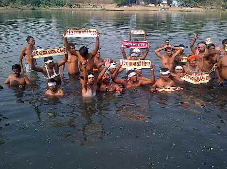 AmarUjalaNews's tweet photo. #UP में #Job के ‌लिए जल समाधि: 'नौटंकी' पडी भारी, ले डूबी बेरोजगारी! See Pics :: http://t.co/TZZsu7sGo0 http://t.co/b2HtHAs8BG