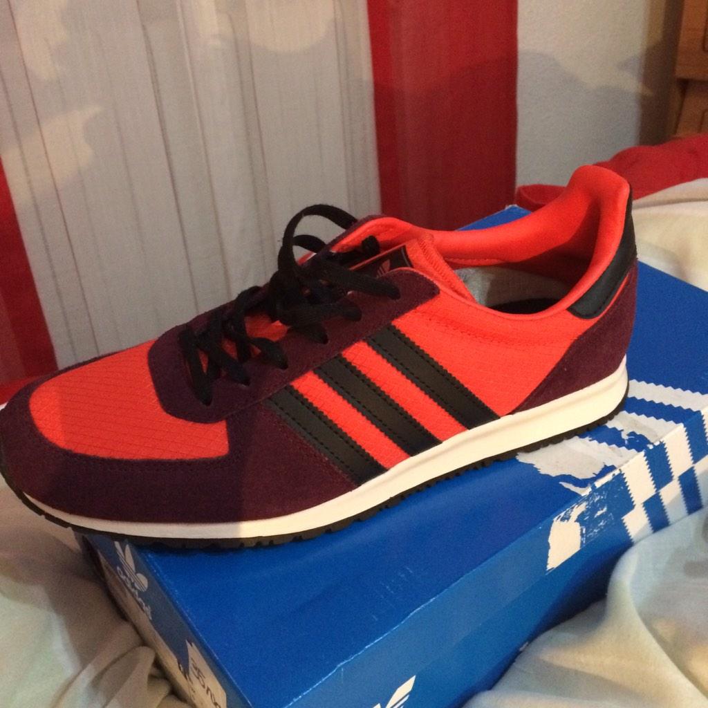 luisinhoharo111's tweet photo. Vendo zapatillas Adidas nuevas sin estrenar interesado mensaje directo. Numero 40 y 2/3 http://t.co/vT8NCigG7x