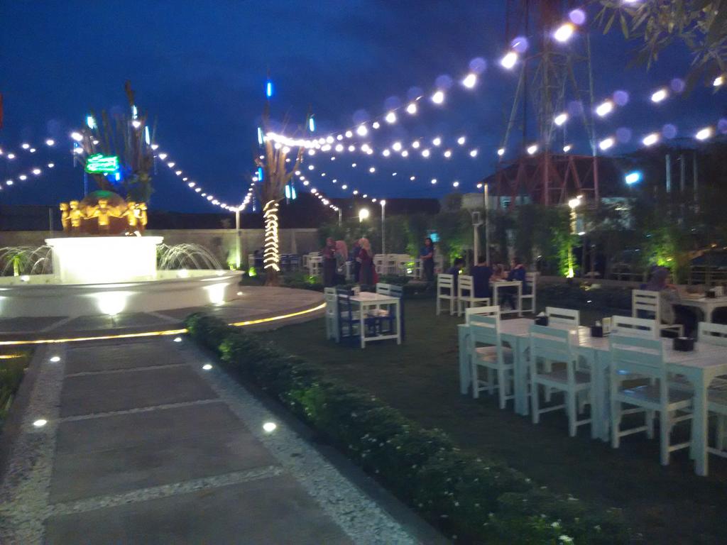 XiaomiIndonesia's tweet photo. teman2 dari @MiFans_Djogja lagi kopdar lho, coba lihat foto ini, memang setiap sudut Kota Jogja itu romantis ya :3 http://t.co/jZGGTqvEih