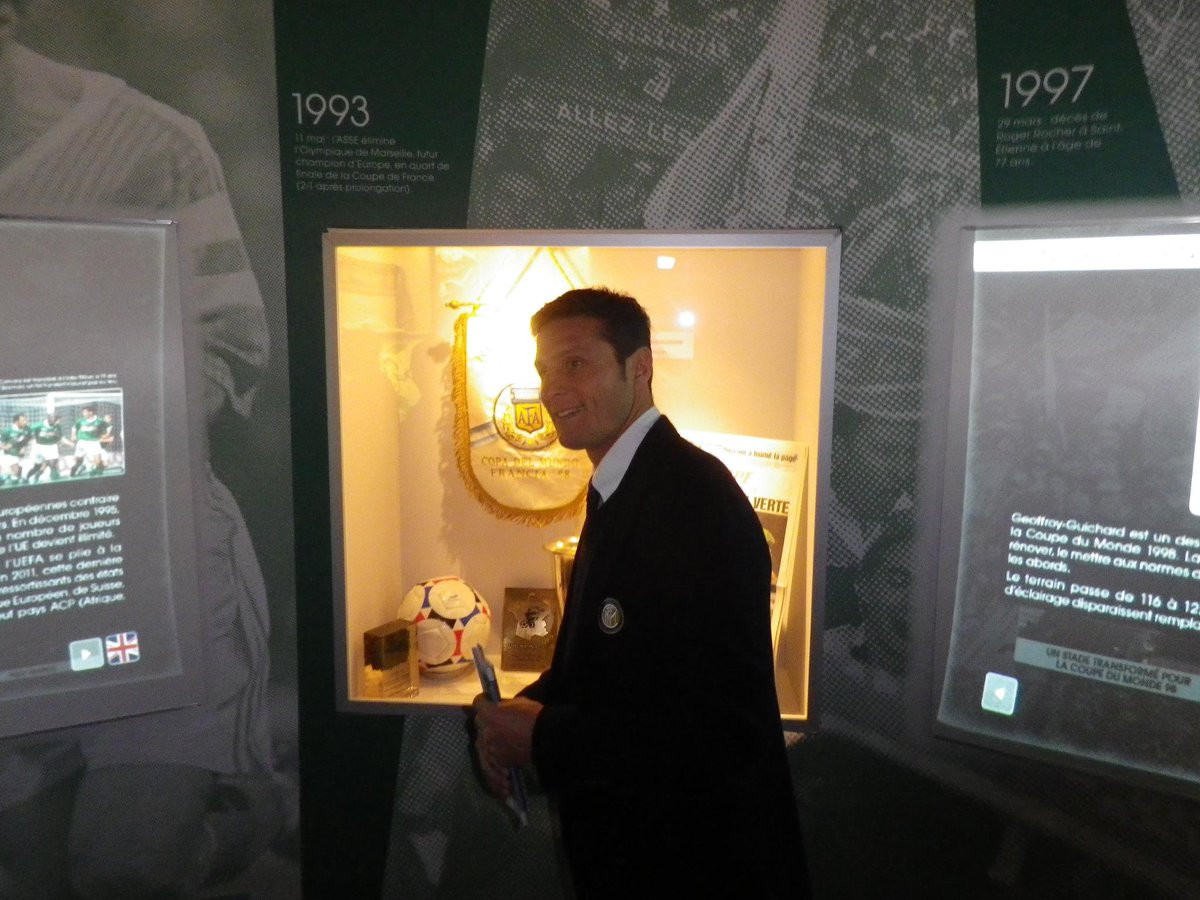 ASSEofficiel's tweet photo. #ASSEInter Une légende de l'@Inter au Musée des Verts... Gracias, Javier ! http://t.co/Hz6OyFX2Hj