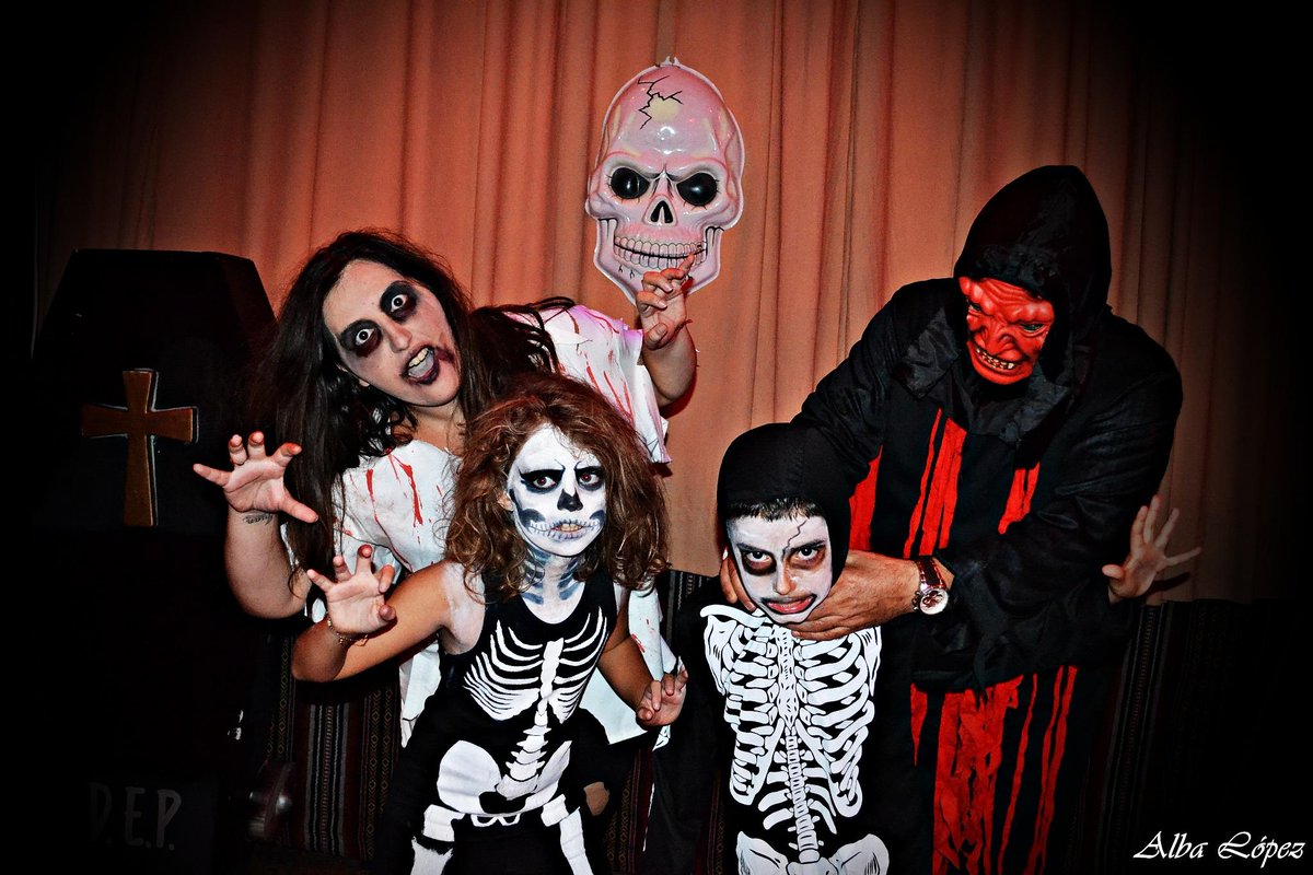 Falla_Floresta's tweet photo. Halloween! Nuestros representantes Jose, Marta, Adrian y Pilar disfrazados para la ocasión! #Fallas2015 #Halloween http://t.co/deNWSXIstR