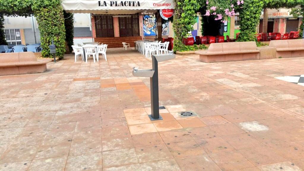 playadedonana's tweet photo. Dos nuevas fuentes accesibles en la plaza del pueblo de #Matalascañas @MejorPlaya http://t.co/jHzUMwDiWt