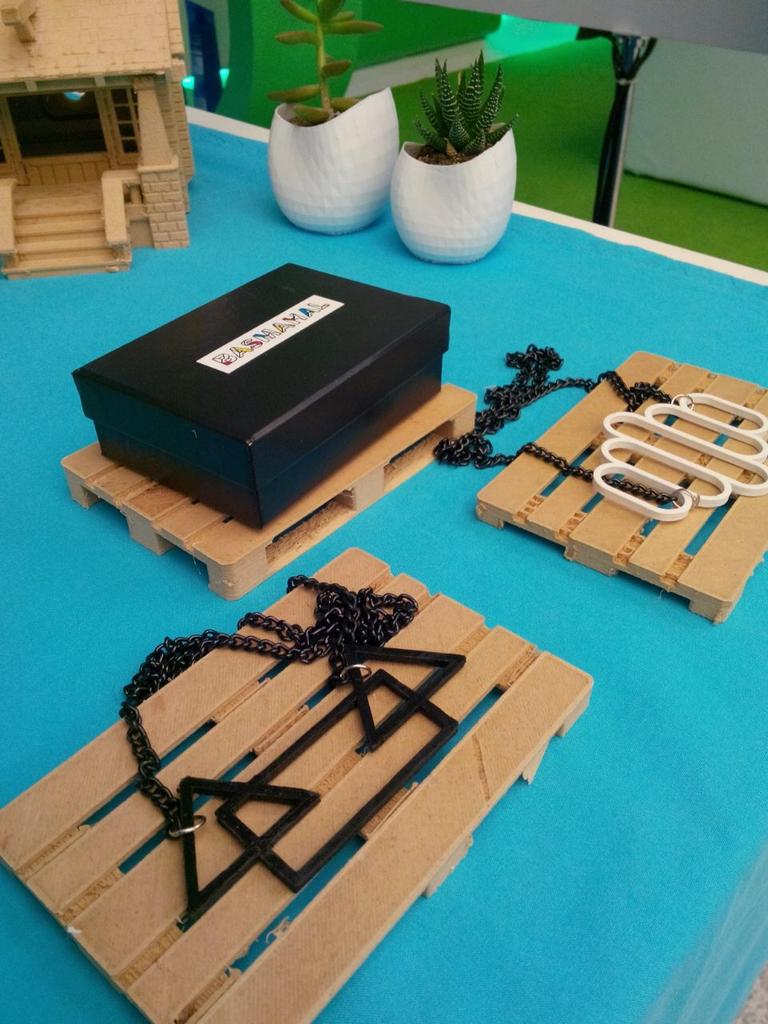 BasmahalTR's tweet photo. #3Dbaskı aksesuar tasarımlarımızı @3Dortgen'in #BrandWeek2014'teki standında yakından görebilirsin! :) http://t.co/pydpYtZSao