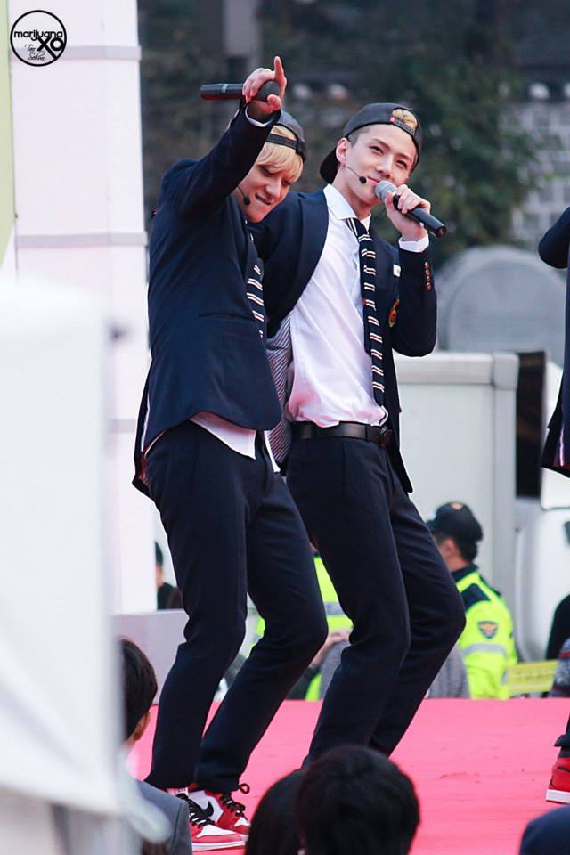 TaoHunMom's tweet photo. Don't you think we are cute when we're together? #TaoHun http://t.co/KfWzoMtKb8
