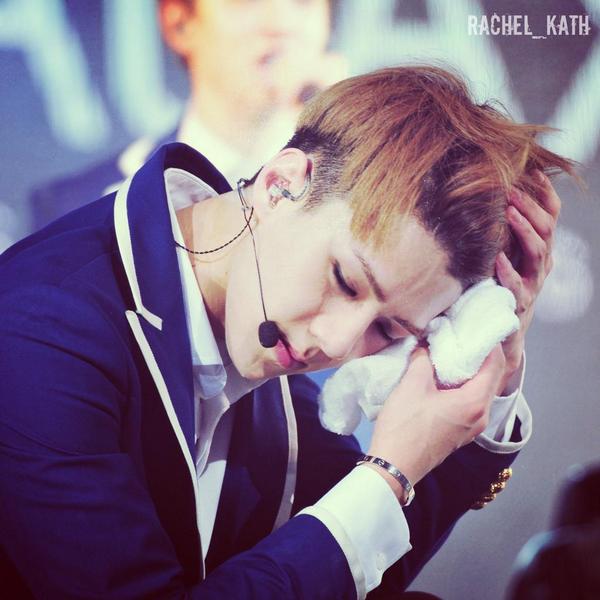 TaoHunMom's tweet photo. When baby was young and after growing up awhile #Sehun http://t.co/4vx81a9aQM