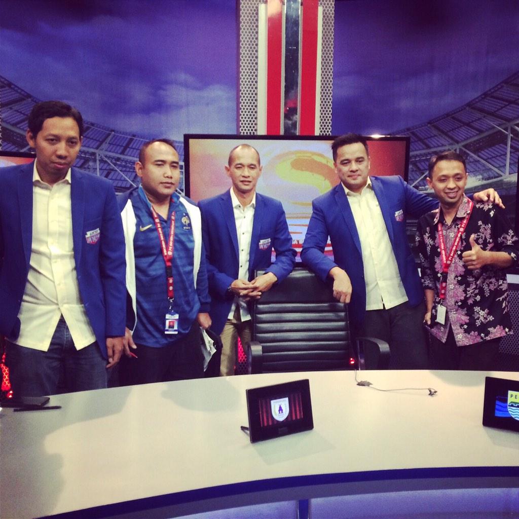 WidePutra's tweet photo. Kereeenn."@KDY_10: Live Final ISL 2014 PERSIPURA VS PERSIB. @OfficialRCTI @TSportainment @WidePutra @myDidan http://t.co/z5UkRTGyYe"