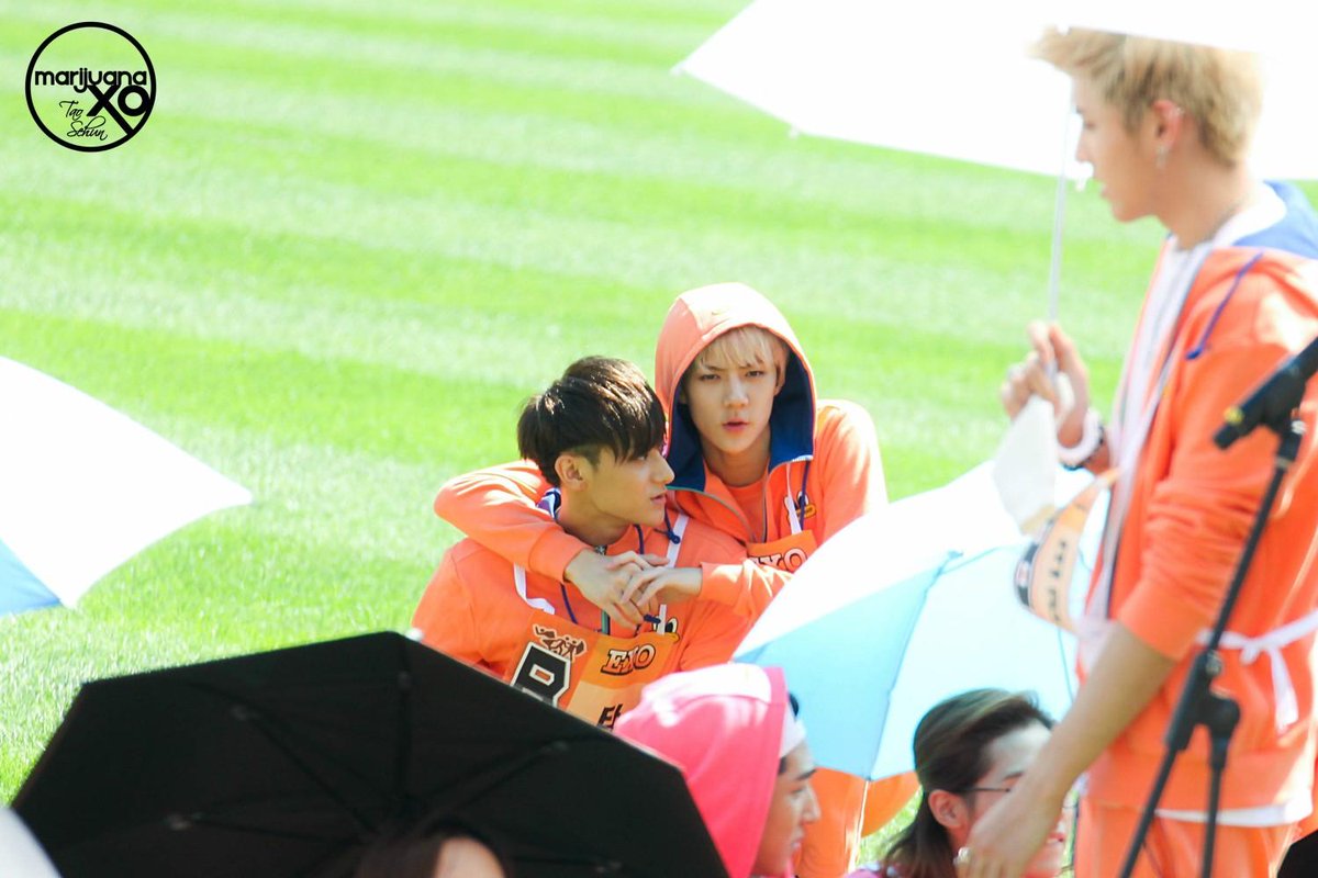 TaoHunMom's tweet photo. Love is blind.
I'm blinded, 'cause you are everything I see. #TaoHun http://t.co/AYV7M4yZq7