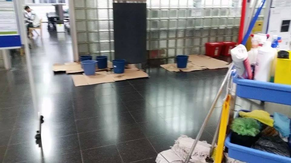 RE_Canarias's tweet photo. Aquí tenemos el "moderno sistema anti goteras" de la ULPGC. http://t.co/3ZHPPZVgdV