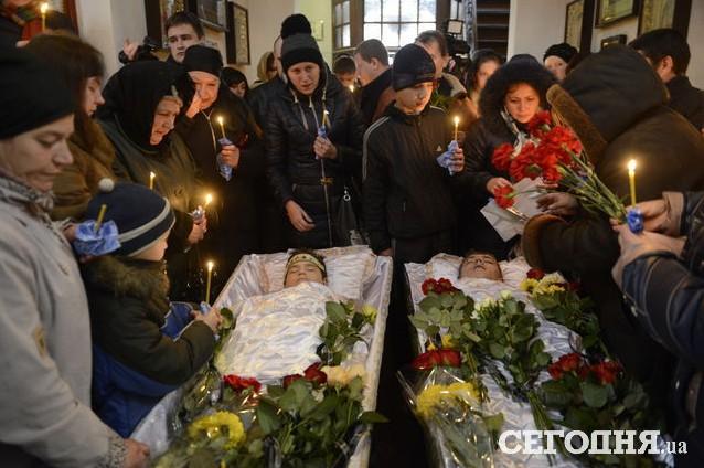 В Донецке хоронят детей, погибших при обстреле школы