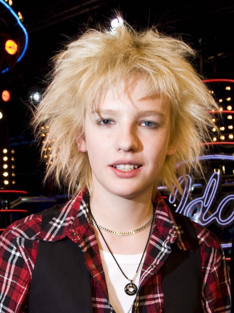 chammarling's tweet photo. Remember när en tjej i publiken svimmade på idol pga Johan Palm http://t.co/TbyIsIvxJ0