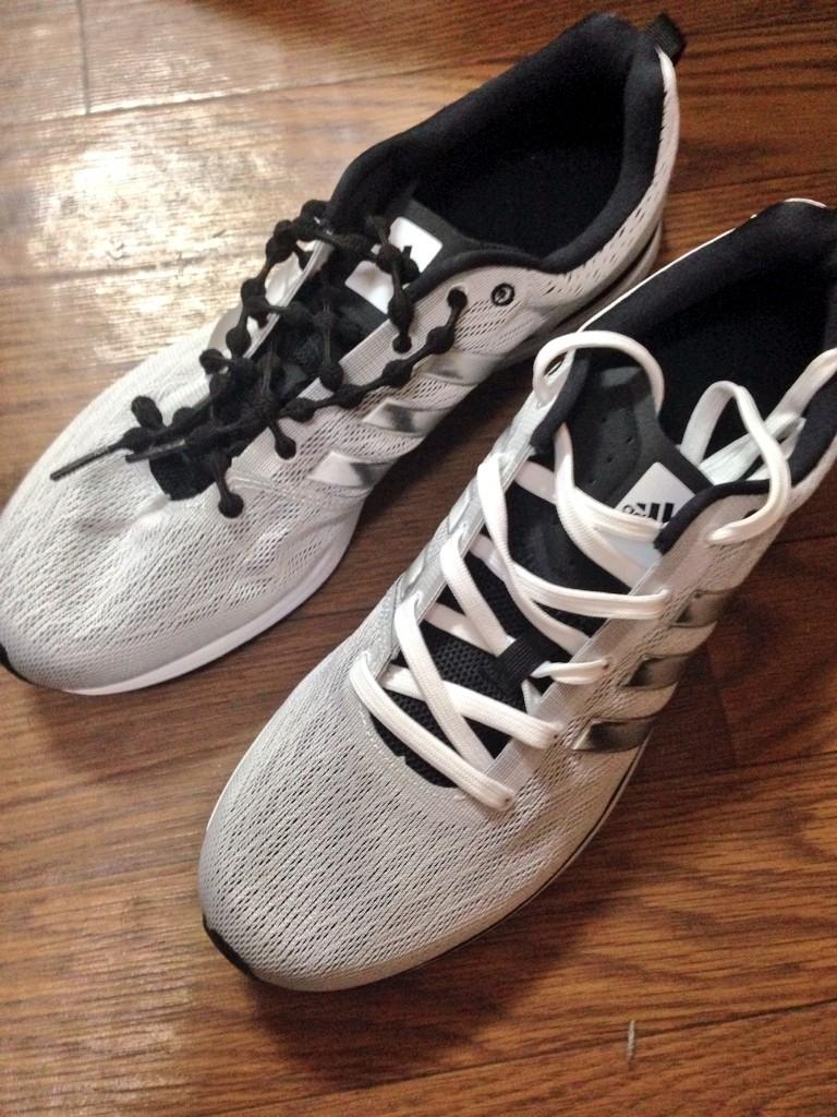 家にいるツジムラ スニーカーの紐を白から黒の 結ばない靴ひも キャタピラン に換えてみた 運動靴感がぐっと薄らいで このデザインは黒の方が合うと思うんだけど キャタピラン便利 スニーカー全部これに換えたい 長さがもっと細かくあればいいんだけど