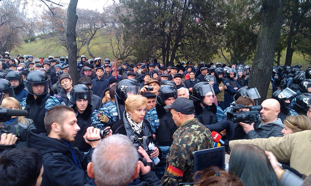 Харьковские партизаны. Боевики правого сектора. Правый сектор штурмует исполком в Мелитополе фото.