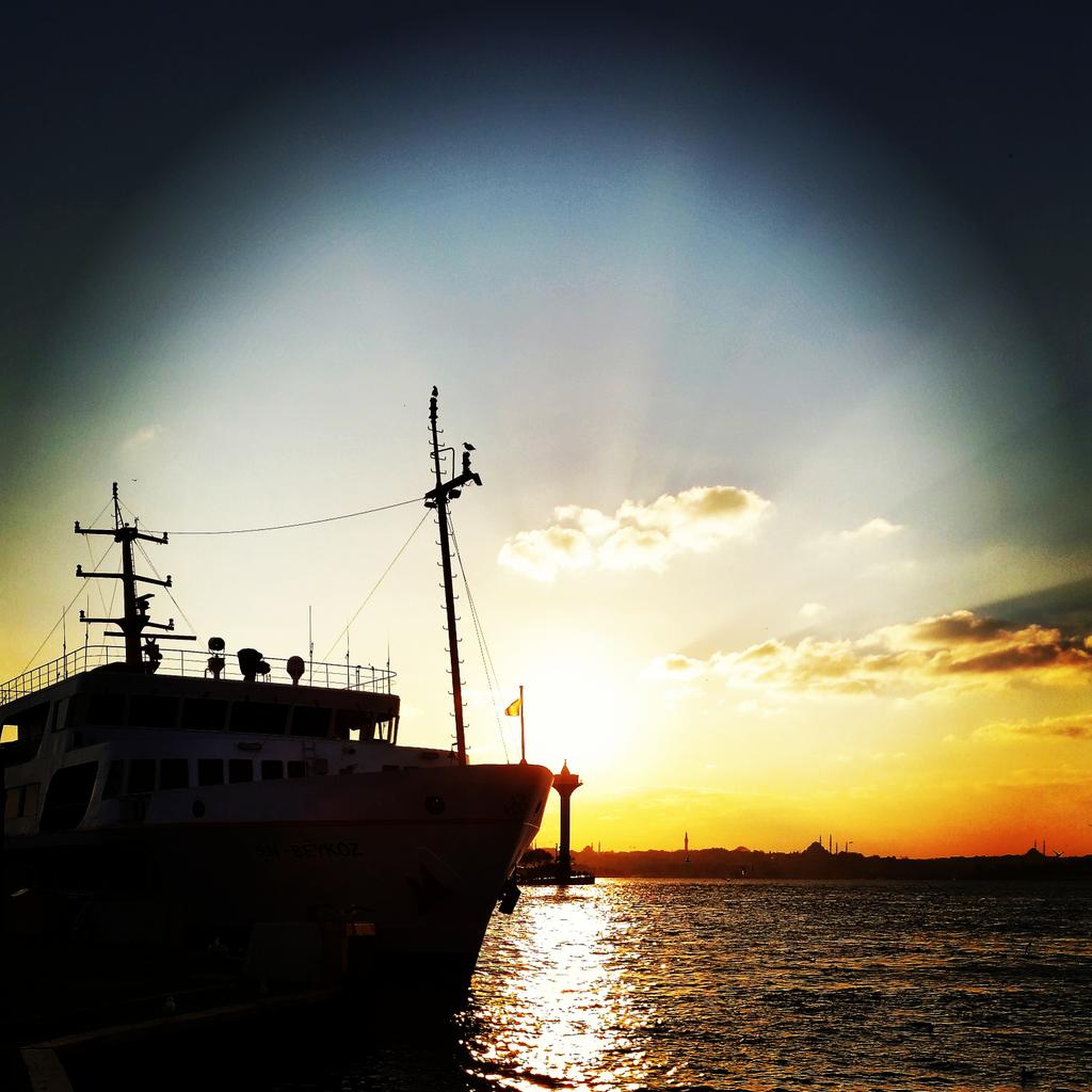 Fotografchi's tweet photo. Bir gün daha sona erdi.. http://t.co/t5FZ37xqbY