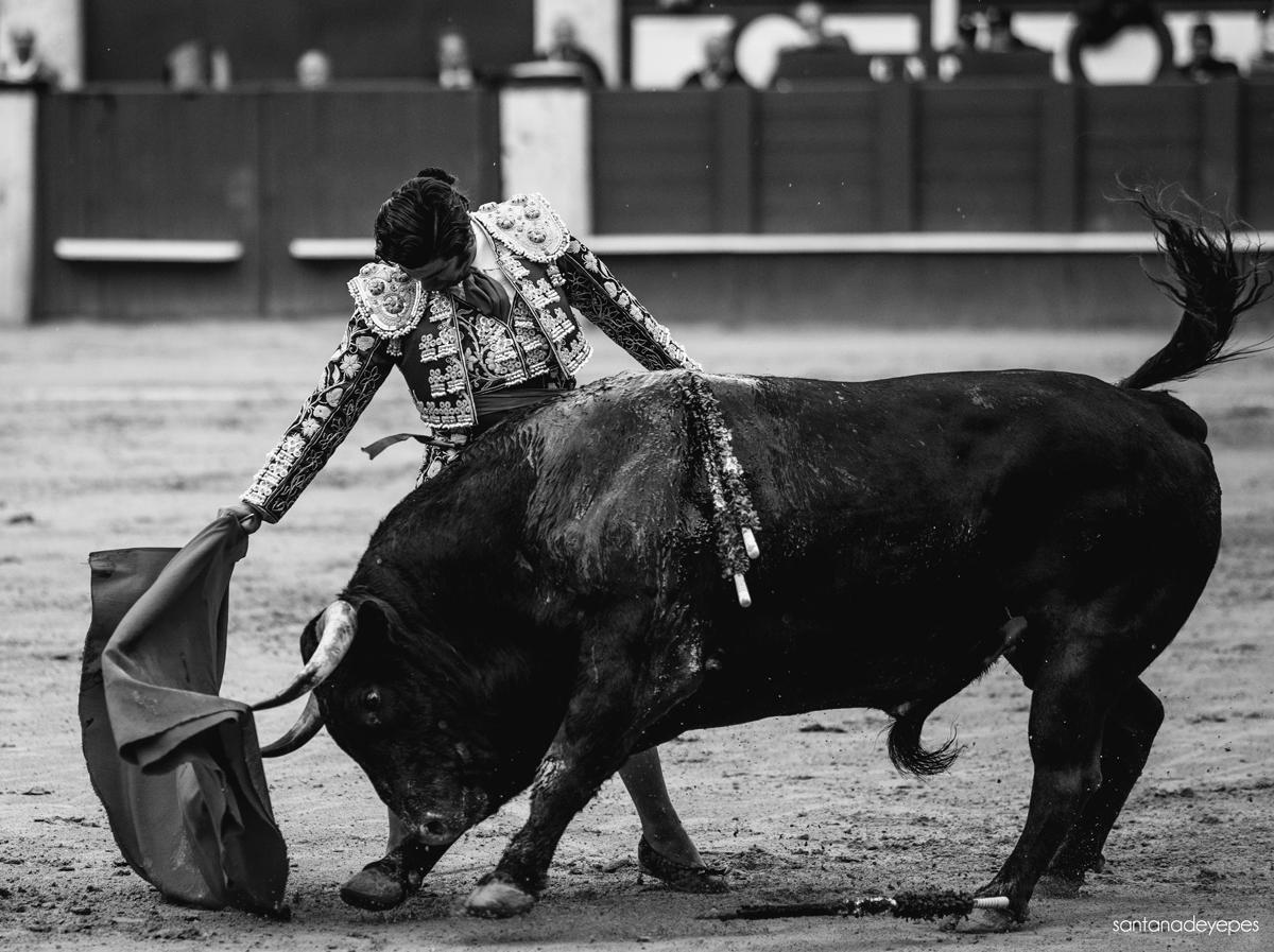 santanadeyepes's tweet photo. Mi corazón no me engaña,
y a tu caridad se entrega... #copleando #Morante http://t.co/Y7bacQftrA