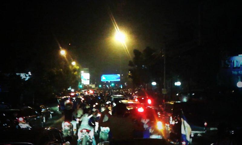 virtualballers's tweet photo. Bandung malam ini, jalanan penuh. Spesial juara, peraturan lalu lintas ga berlaku. Juara mah bebas! http://t.co/4FUPIcuxPW