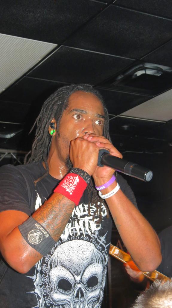 Edgerocknews's tweet photo. Mosh Pittman lead singer @ArmTheArchitect and strong advocate and supporter of the indie rock movement. #atarocks http://t.co/Fy4LhV2i2W