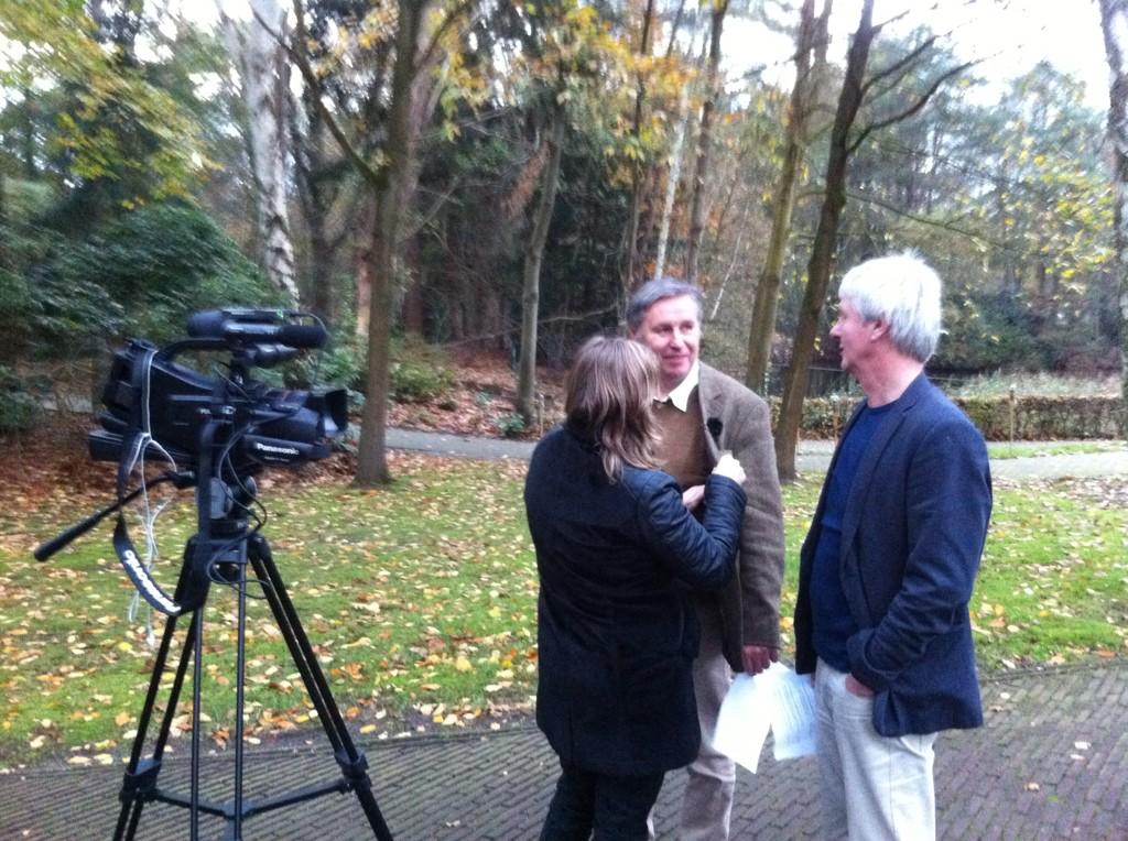 Rick Schepers krijgt laatste aanwijzingen van <a href="/ABCAnitaJanssen/">Anita Janssen</a> voor filmopnames Oud worden bij #Amerpoort @clodovec