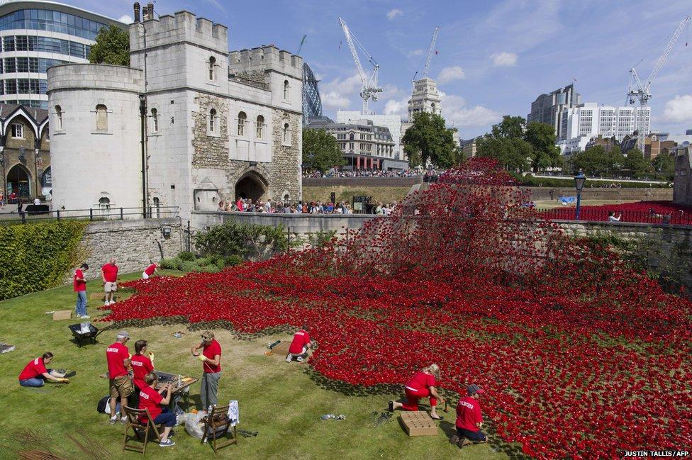 Tower of London poppies will be lit until midnight so more people can view them bbc.in/1zAavgV