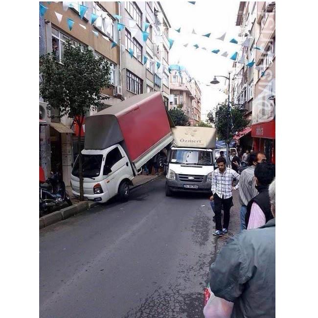 yisucrist's tweet photo. cuando en el gta ases el truco d un coche en un mal sitio http://t.co/nhUdyuhJXo