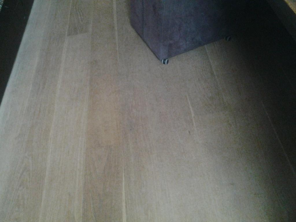 houtenvloercare's tweet photo. Amerikaans eiken select deze vloer kan een onderhouds beurt gebruiken net als het ajaxshirt#ziggo http://t.co/hqsN9FHwCz