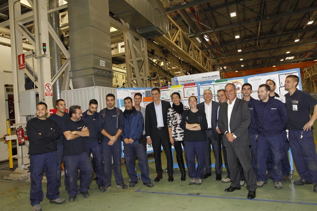 sanchezcastejon's tweet photo. Frente a la economía especulativa empresas como EADS CASA @AirbusDS muestran la importancia de #reindustrializar http://t.co/OWlogwuCwK