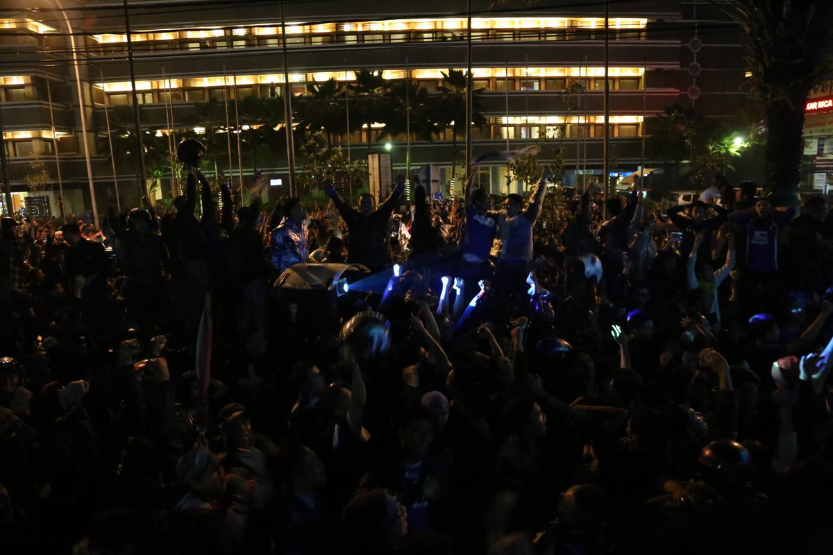 infobdg's tweet photo. Kemeriahan Euforia Bobotoh Atas Kemenangan Persib Malam Tadi di Jl. Asia Afrika #PersibJuara http://t.co/ZRnvOodlo9 pic by: @dudisugandi
