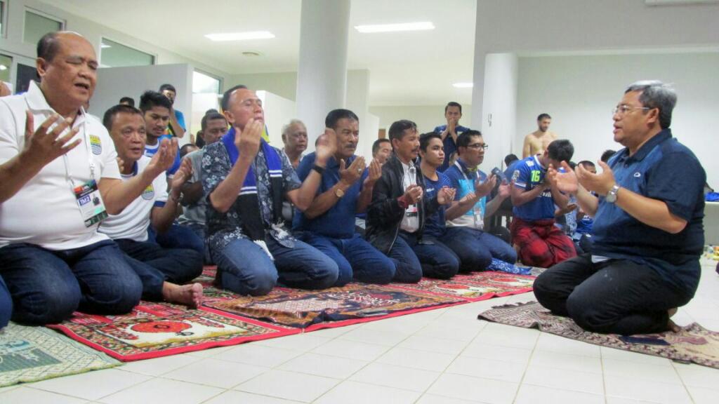 Epic. "<a href="/gatse8/">Bang Gatse</a>: Memimpin doa bersama skuad Persib Bandung sebelum pertandingan dimulai, dan akhirnya Persib Juara "