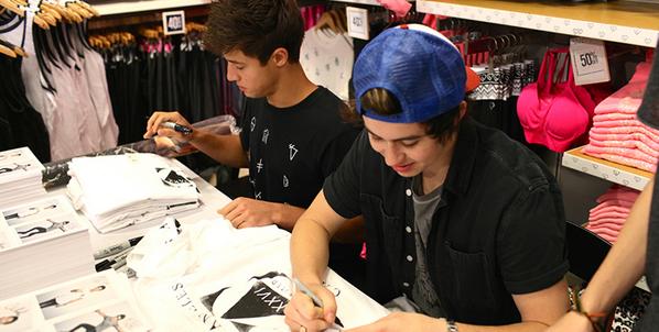 Aeropostale's tweet photo. wanna win a signed #UnitedXXVI tee? follow us + RT this post by 11/9 at 10pEST to enter!  http://t.co/e5BwqM6pbG http://t.co/TpPLd7Opq5