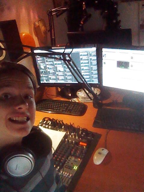 HTVHlive's tweet photo. Studioselfie! #HTVH http://t.co/9msq0VpGPX