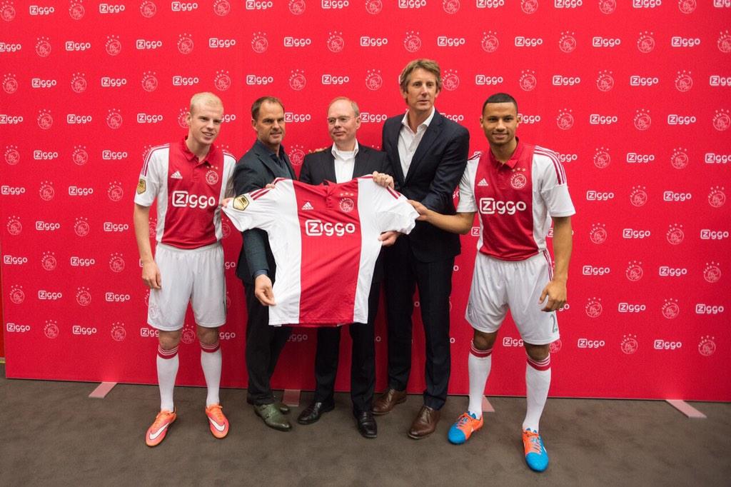 RdBoer1970's tweet photo. F: vandaag eerste shirt #ziggo mogen overhandigen aan hun ceo. Mooie dag voor @afcajax en @ZiggoCompany http://t.co/irRE2QhbeE