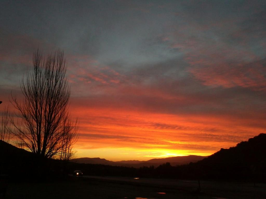 jaiserrno's tweet photo. @tiempobrasero Amanecer desde Carcabuey cordoba http://t.co/vDhSXgQvjO