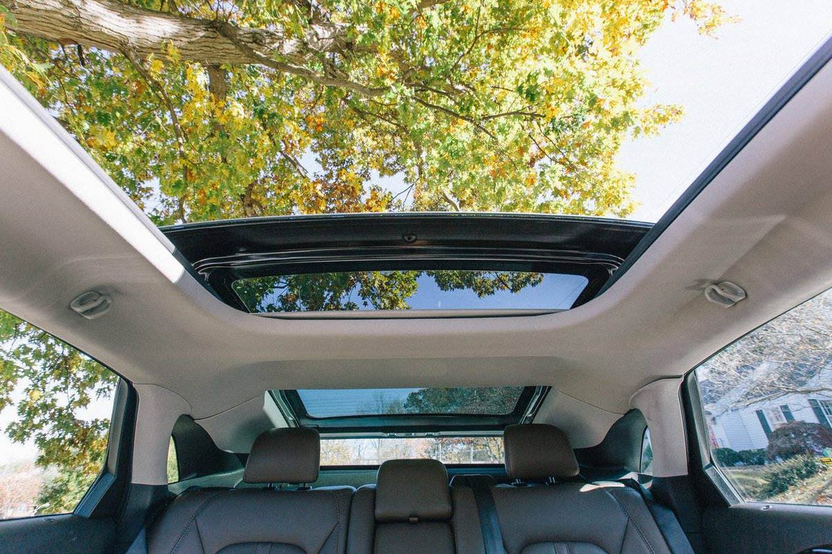 SpringfieldFLM's tweet image. Have you watched the leaves change? Enjoy the full view through the MKZ's panoramic moon roof. #LincolnMKZ