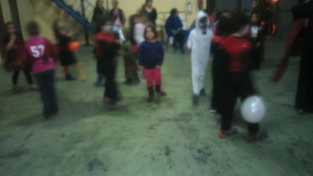 FallaElMoli's tweet photo. Comencem la vesprada de halloween en els nostres infantils jugant al Un, dos, tres, zombie angles! 👻🎃 http://t.co/72ng4SBYHk