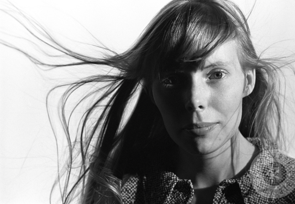 RockPaperPhoto's tweet photo. Happy Birthday #JoniMitchell! 1968 Photo by Ed Thrasher #folkicon #welovejonimitchell #fbf http://t.co/VoMGDJrmzT
