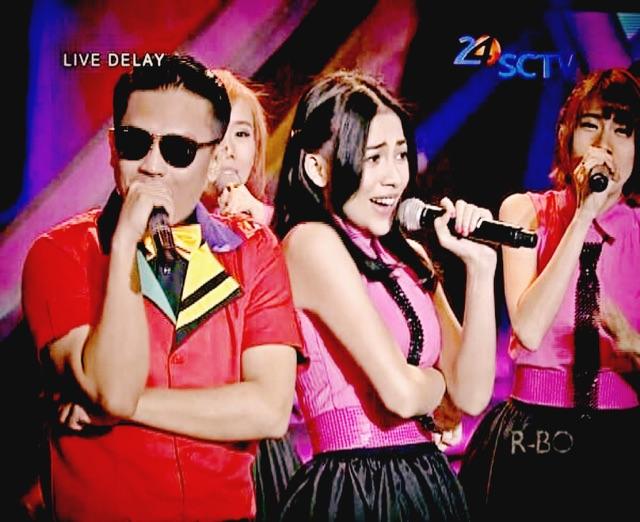 Harry_Blank's tweet photo. RT @andanajuli: Knapa yah kok aku suka liat foto ini... Lucu kalian ber2 @Mizta_D &amp; @Kezia_ChiBi di konser setia band http://t.co/guFgmeVyyy