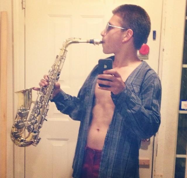 hiroh__'s tweet photo. #HowToApproachWomen show them your saxophone
@dreamykarimi http://t.co/R8SKelNdxc