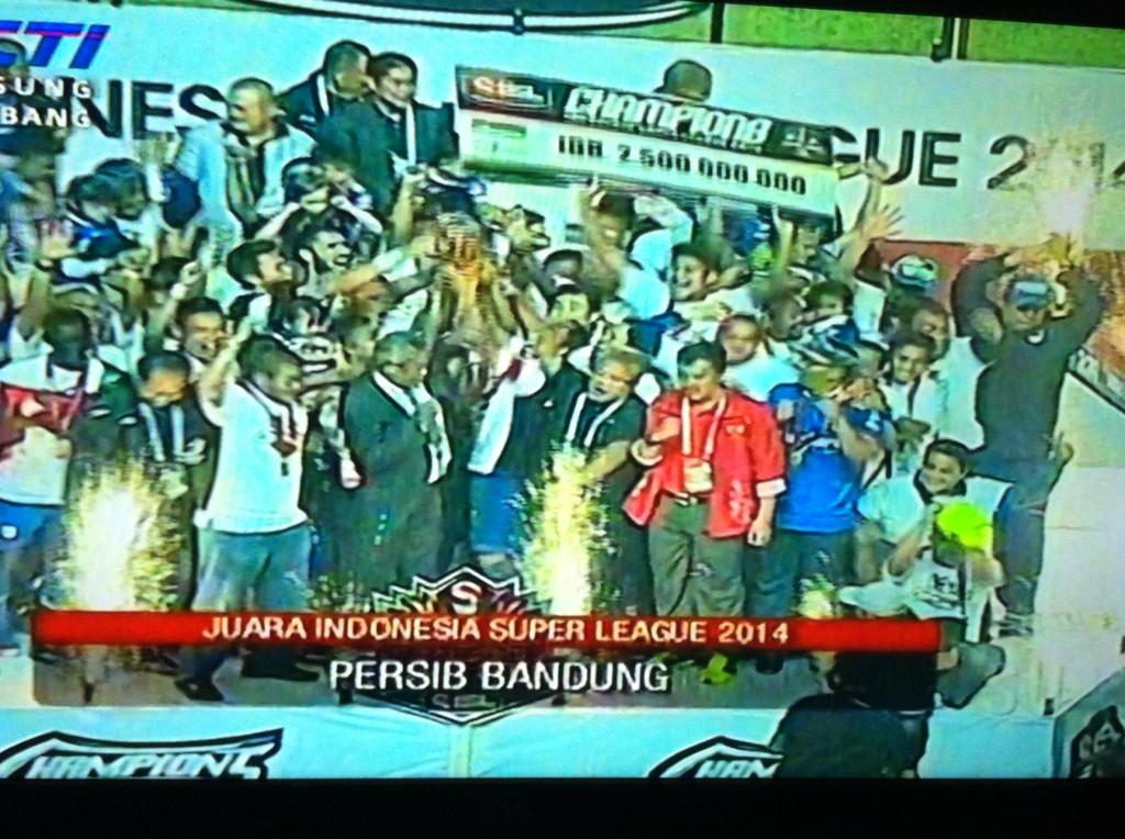 d_suhendi's tweet photo. Juara ISL 2014 #PersibJuara http://t.co/mLgUsI1HEe