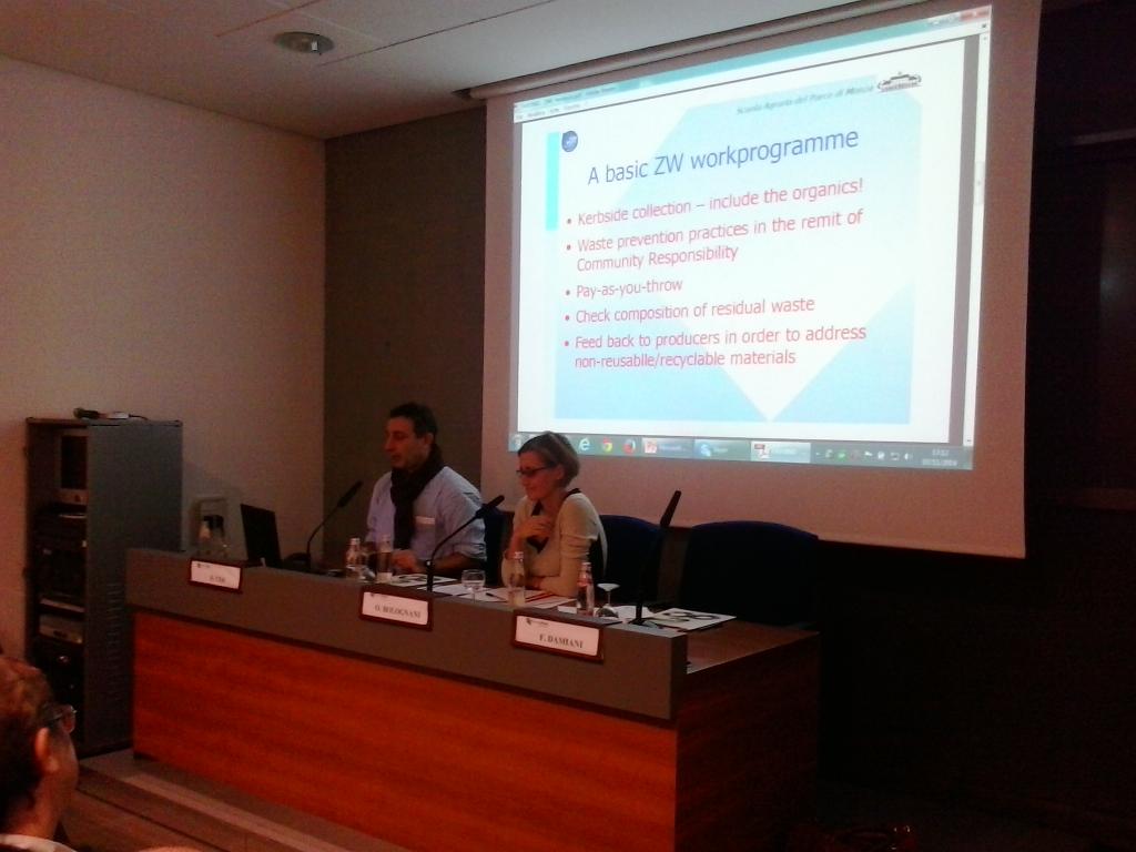 svimed's tweet photo. Conferenza @ZeroWastePro @Ecomondo #zerorifiuti #zeroproblemi #moltepotenzialitá @enzofavoino apre la tavola rotonda http://t.co/v91HbUa6EW